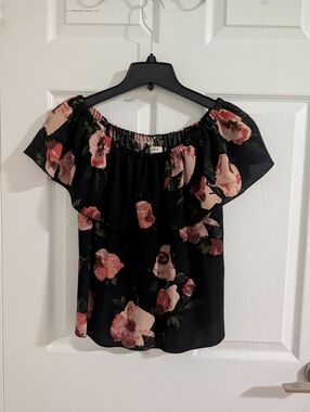 Wilfred Aritzia Off-Shoulder Floral Chic  Blouse Top Black with Pink Roses - S